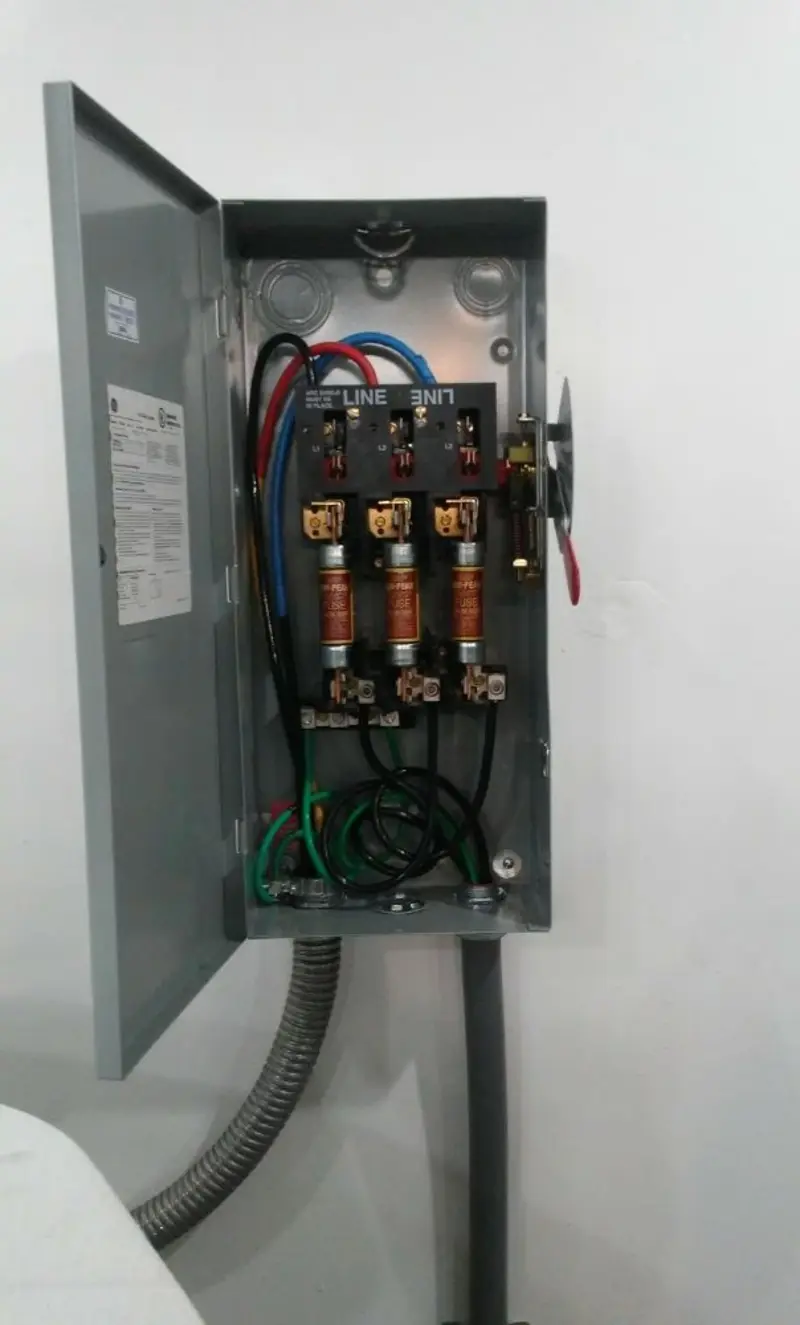 Three-phase disconnect switch installed for Smoke Detector Installation in Mora